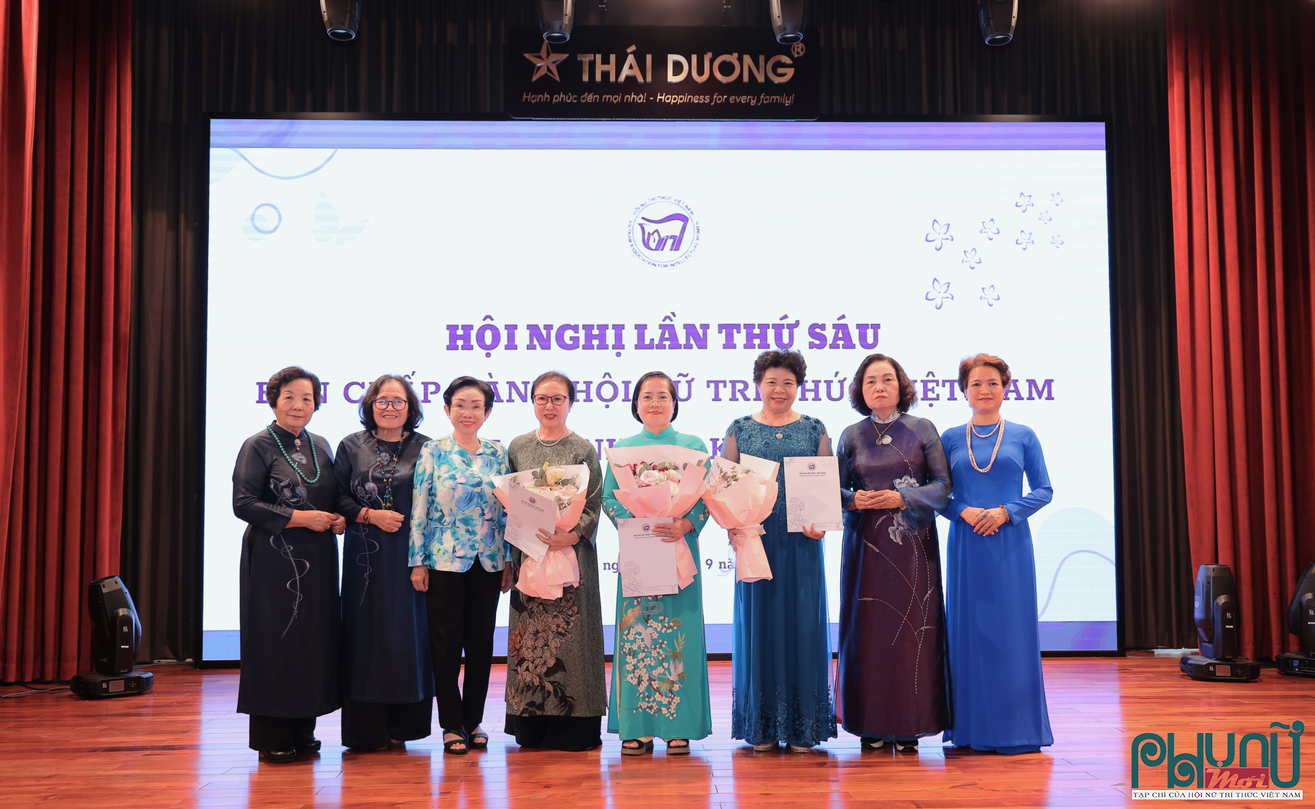 Lãnh đạo Hội Nữ trí thức Việt Nam tặng hoa trao quyết định ra mắt nhân sự Ban Chấp hành