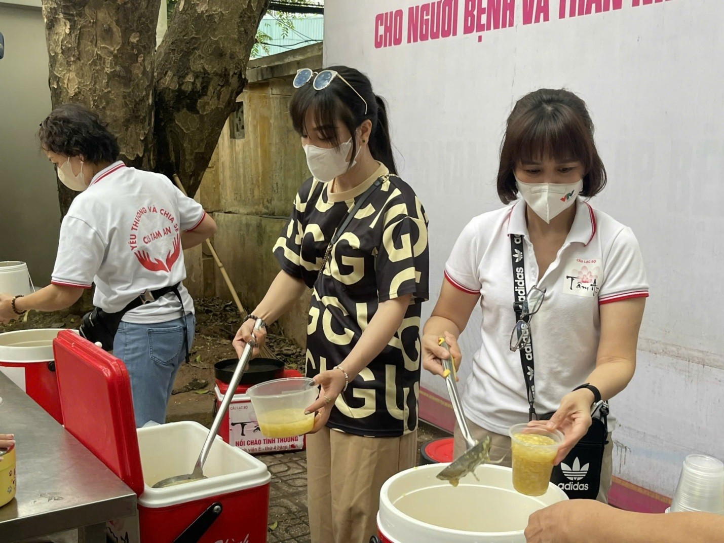 Chị Thảo An, Chủ nhiệm Câu lạc bộ Tâm An TN (áo trắng từ phải qua) đang múc cháo cho bệnh nhân tại Bệnh viện E
