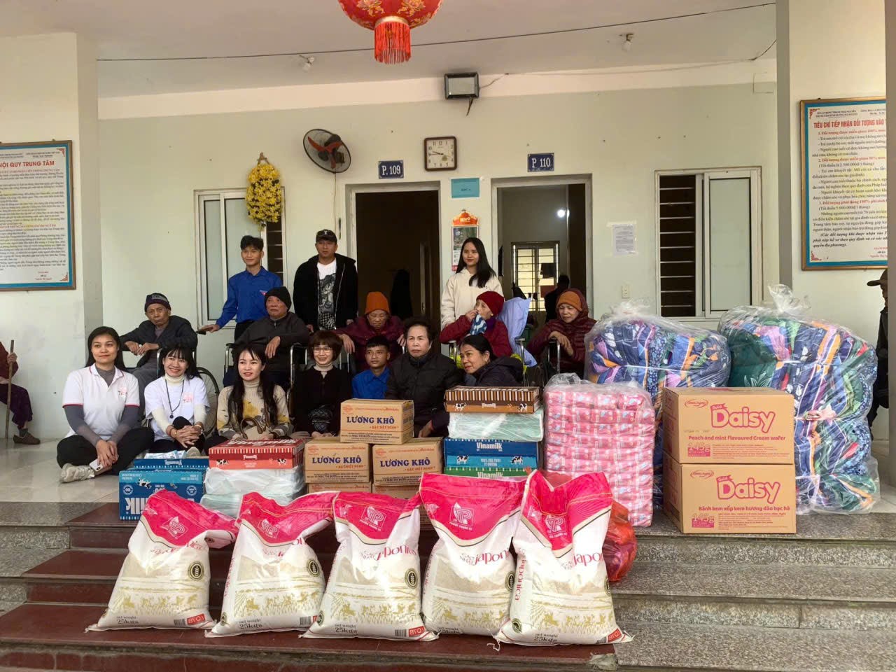 Chị thảo An và các thành viên CLB Tâm An TN trao tặng quà cho điểm trường tại Thái Nguyên