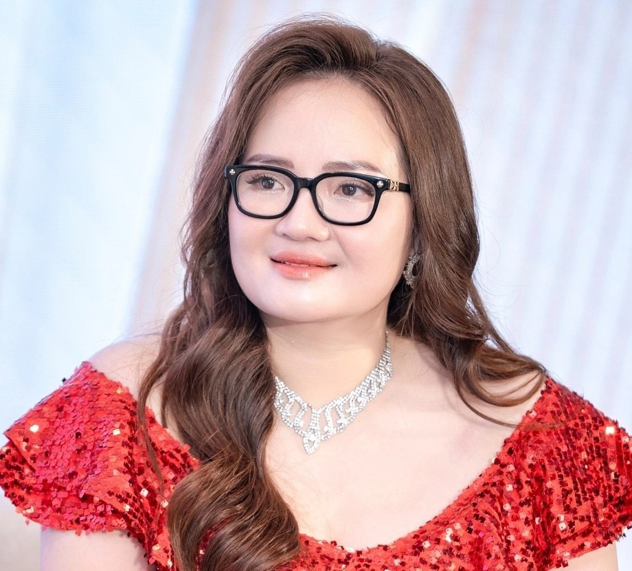 Hoàng Hường được cộng đồng mạng gọi tên “nữ hoàng livestream” nhờ các buổi phát trực tiếp giới thiệu và quảng cáo sản phẩm