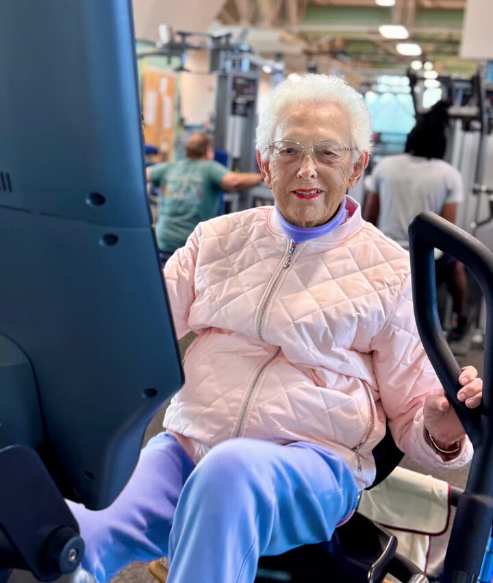 Bà Ruth Lemay Ở tuổi 100 tập gym ba buổi mỗi tuần. Ảnh: Alexandra Joy
