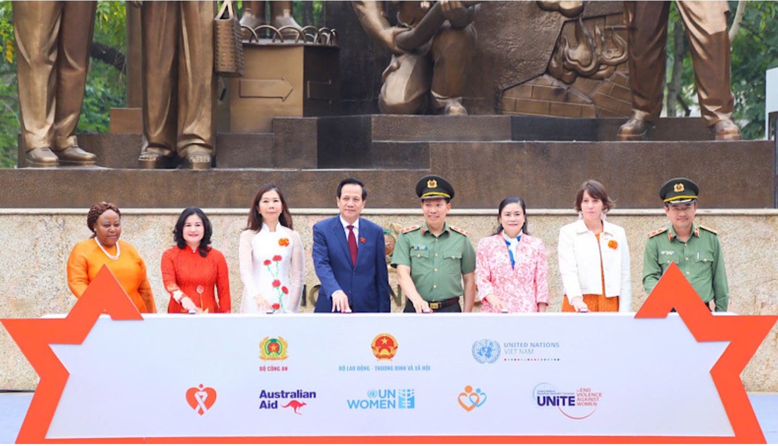 Đại diện lãnh đạo các bộ, ngành, tổ chức quốc tế bấm nút phát động Tháng hành động vì bình đẳng giới năm 2024.