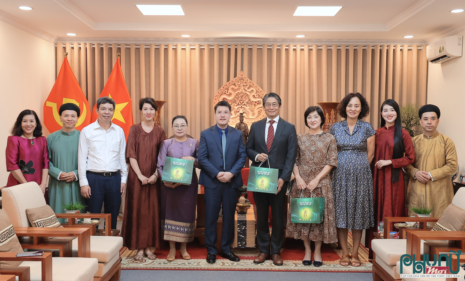 Các đại biểu trao tặng quà và chụp ảnh lưu niệm tại Không gian trải nghiệm văn hóa Trà Việt.