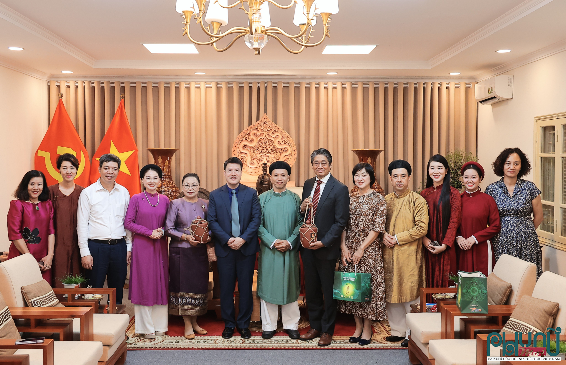 Các đại biểu trao tặng quà và chụp ảnh lưu niệm tại Không gian trải nghiệm văn hóa Trà Việt.