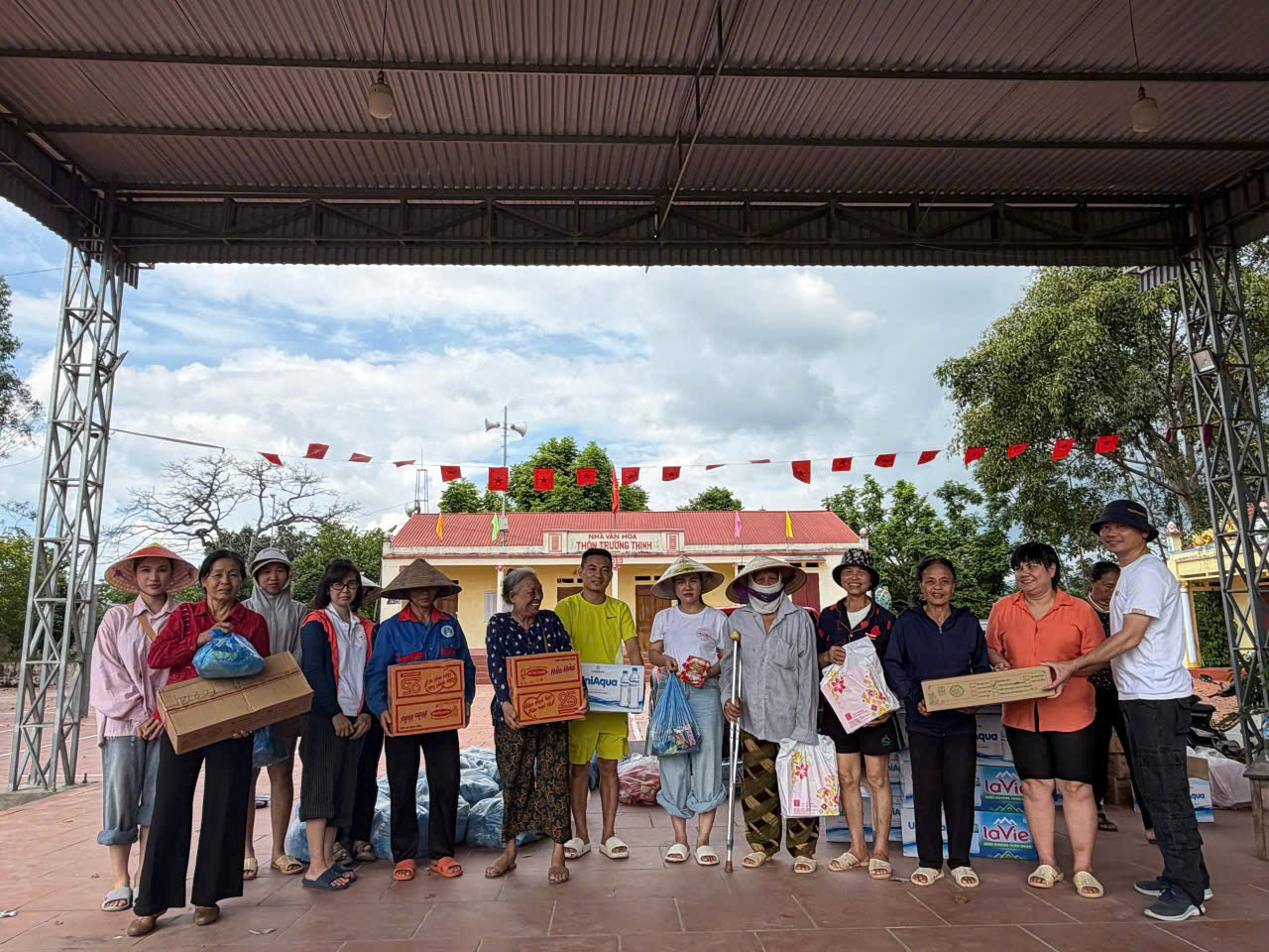 Những phần quà ý nghĩa được trao đến tận tay người dân vùng lũ Bắc Giang