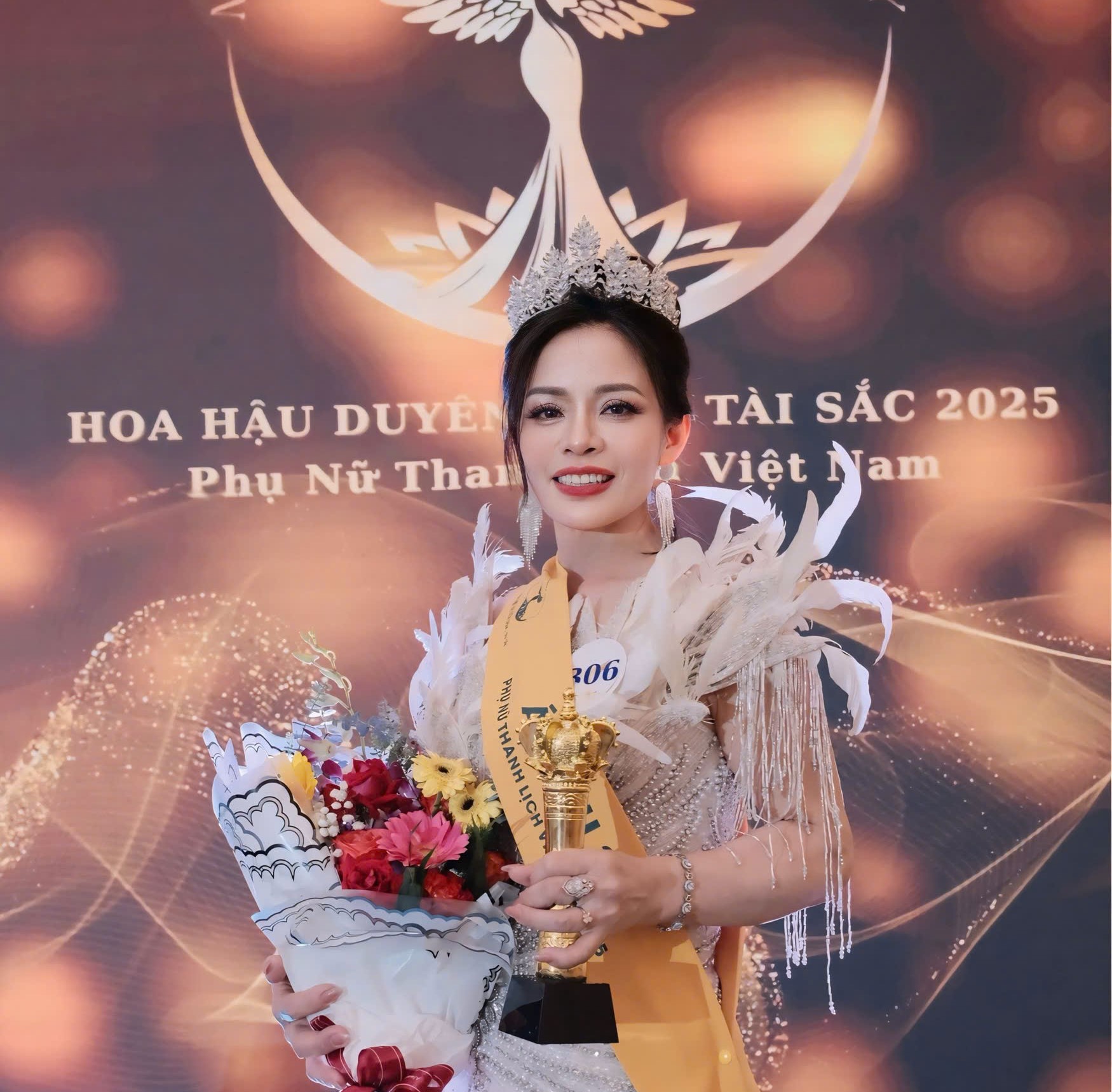 Đinh Thị Bích đến từ Nghệ An đã được vinh danh Á hậu 3 Bảng B