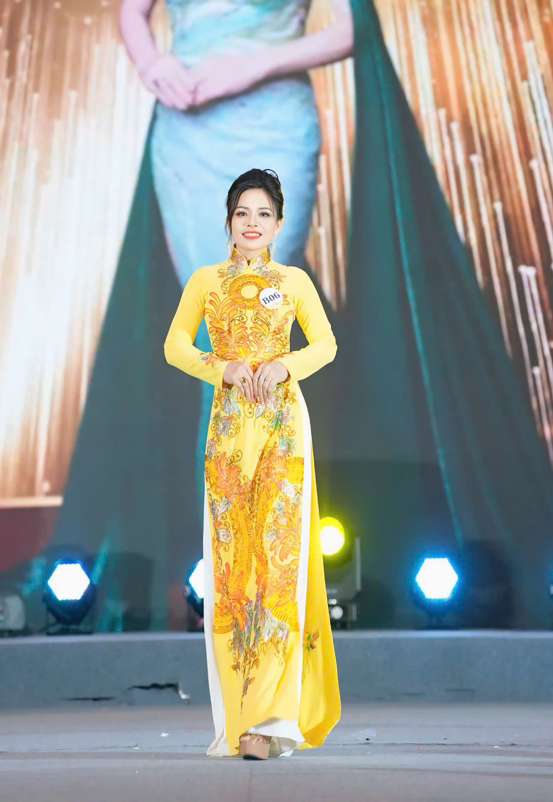 Đinh Thị Bích đến phần thi áo dài