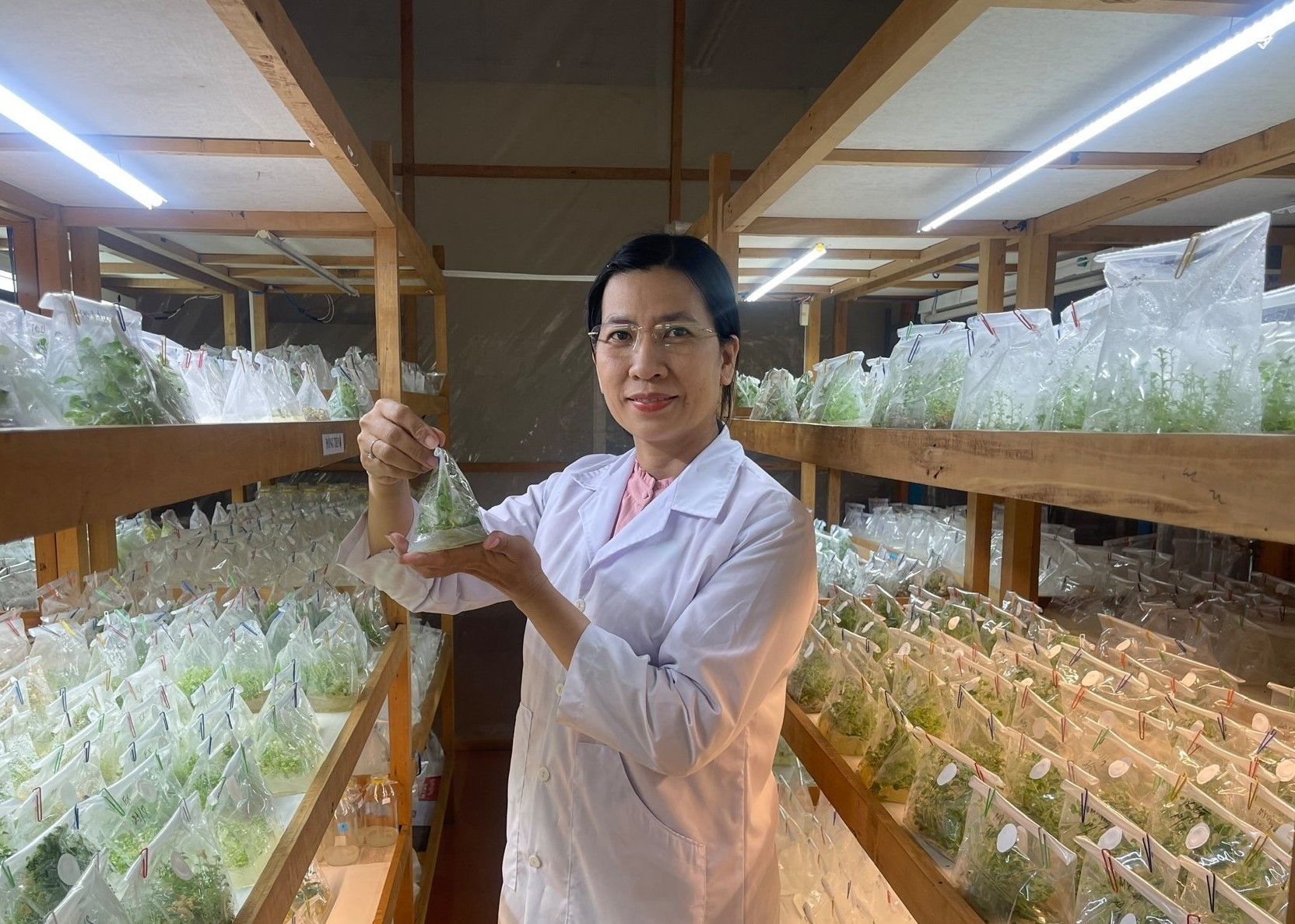 TS Lê Nguyễn Lan Thanh, người “thiết kế thời trang” cho hoa Việt. Ảnh: DV