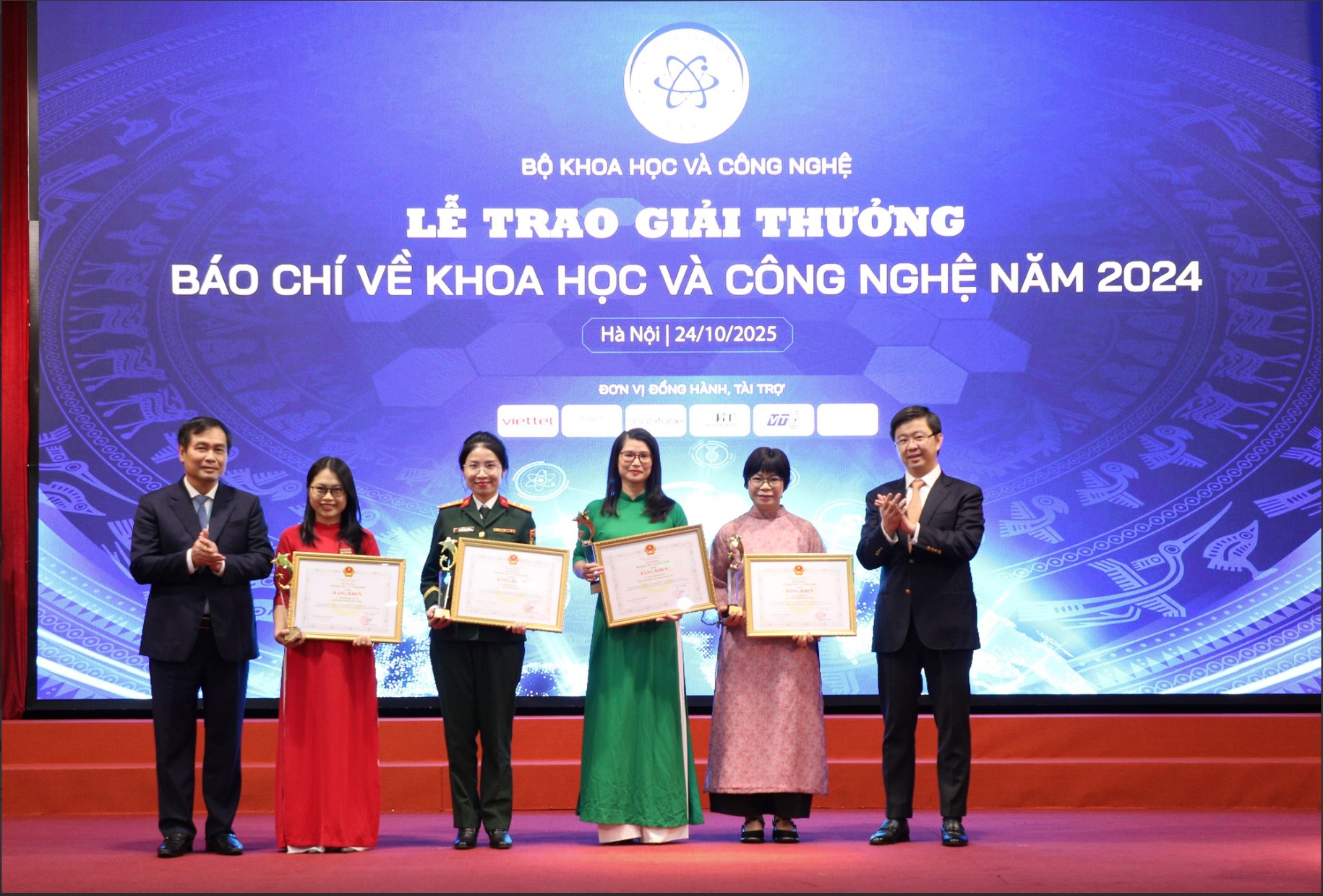 Đồng chí Phan Xuân Thủy, Phó Trưởng Ban Tuyên Giáo và Dân vận Trung ương và Thứ trưởng Bộ KH&CN Bùi Hoàng Phương trao 4 giải Nhất cho các tác giả. Ảnh: VGP