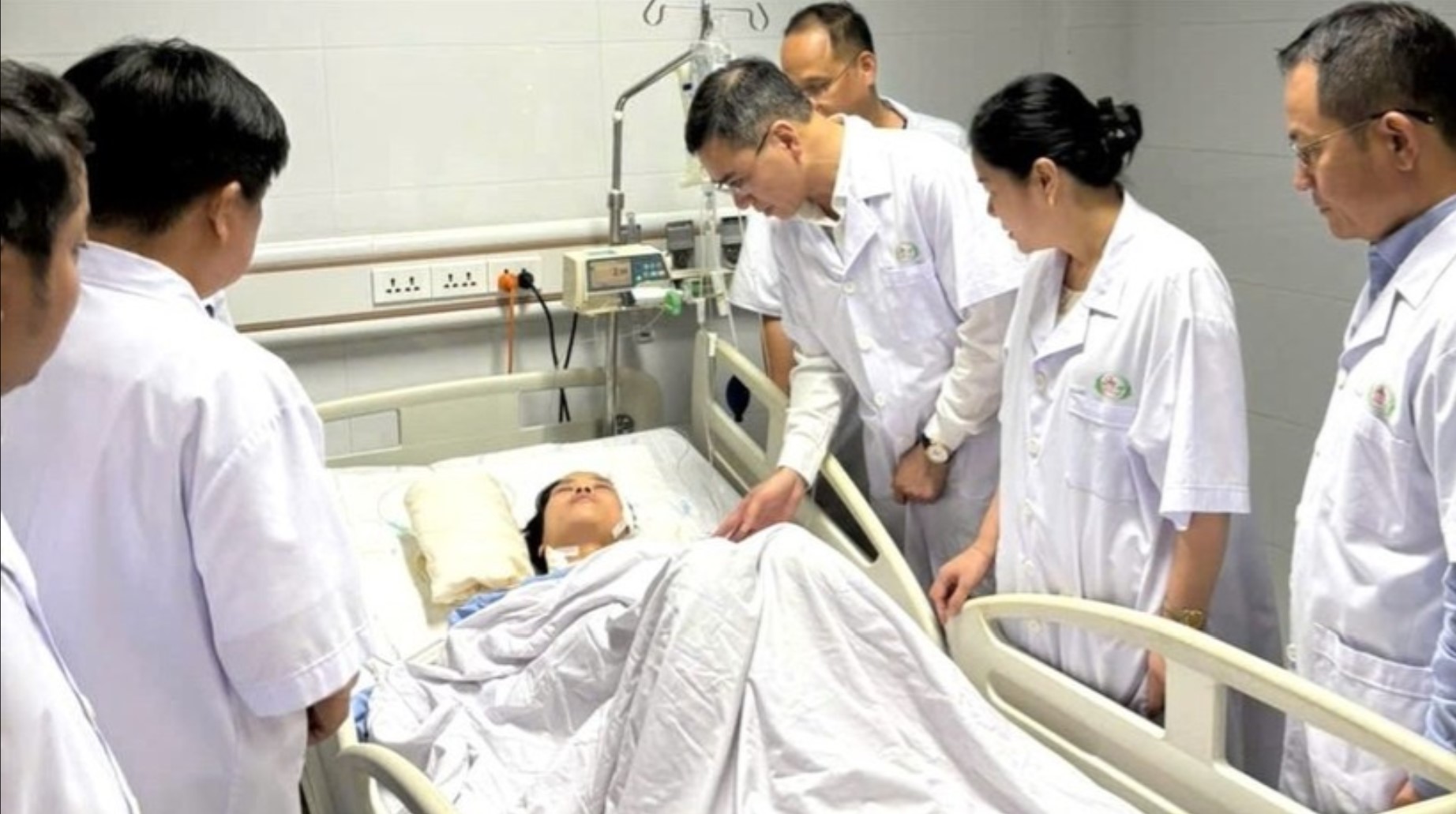 Đại diện Bộ Y tế thăm và tặng quà các điều dưỡng dũng cảm