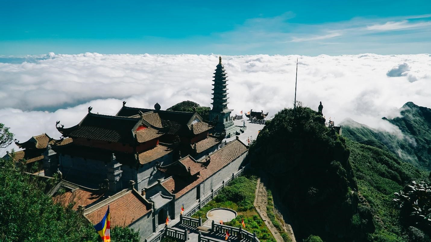 Nếu Lễ hội Sen đá mang lại sự an nhiên tĩnh tại, thì hành trình chinh phục Fansipan mùa này lại mở ra một