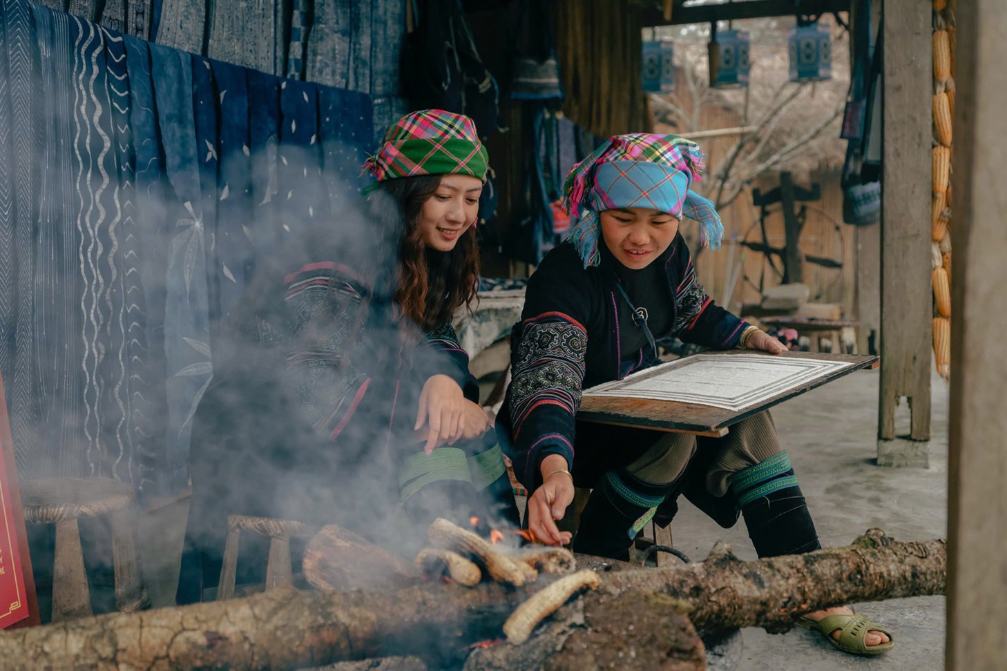 Trên hành trình khám phá Fansipan, du khách còn có cơ hội khám phá cuộc sống thú vị của các dân tộc thiểu số tại Bản Mây như: H’Mông Sa Pa, H’Mông Điện Biên, Xa Phó, Tày, Giáy, Dao Đỏ, Thái, Hà Nhì… và trực tiếp trải nghiệm các phong tục tập quán thú vị của họ.