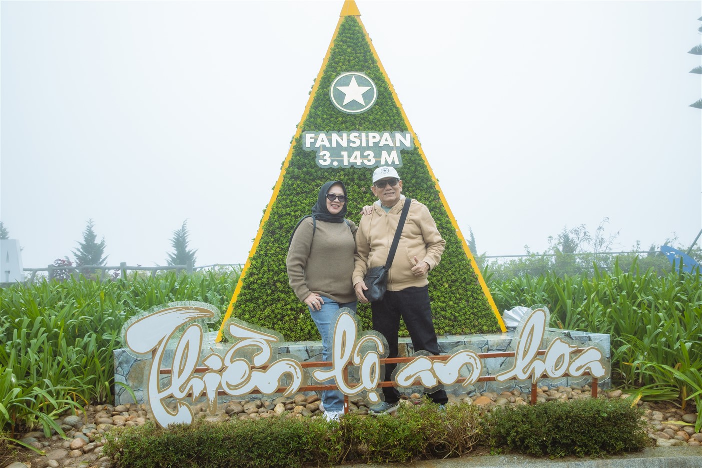 “Tôi đã đi nhiều lễ hội hoa nhưng đây là lần đầu thấy sen đá được sắp đặt cầu kỳ và độc đáo đến vậy. Những bức tranh sen đá trên tường thực sự là điểm nhấn, khiến mình cảm thấy mọi muộn phiền dường như tan biến. Tôi cũng đã tham gia cuộc thi trồng sen đá, tự tay gieo một mầm bình yên để mang về làm kỷ vật, đây là một trải nghiệm rất ý nghĩa”- chị Phương Linh (du khách đến từ Hà Nội) chia sẻ về trải nghiệm.
