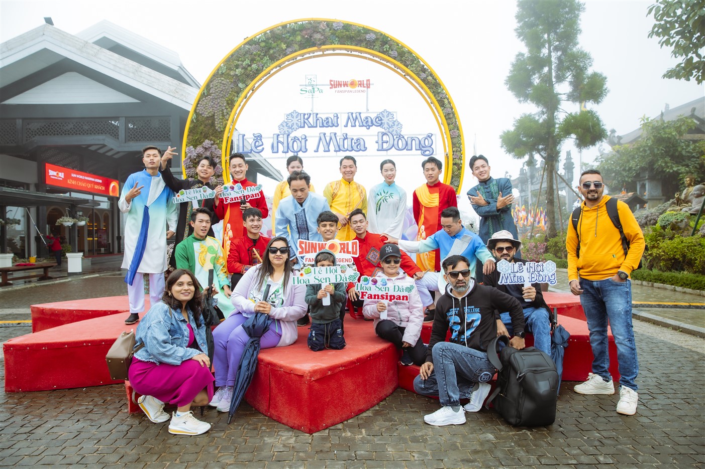 Từ ngày 25/10/2025, đỉnh Fansipan “Nóc nhà Đông Dương” đã khoác lên mình một diện mạo mới, vừa rực rỡ và đáng yêu hơn bao giờ hết, khi Lễ hội Hoa Sen đá lần thứ hai chính thức khai mạc, mở màn cho Lễ hội Mùa đông 2025 với một chuỗi các hoạt động, sự kiện hấp dẫn tại Sa Pa (Lào Cai).