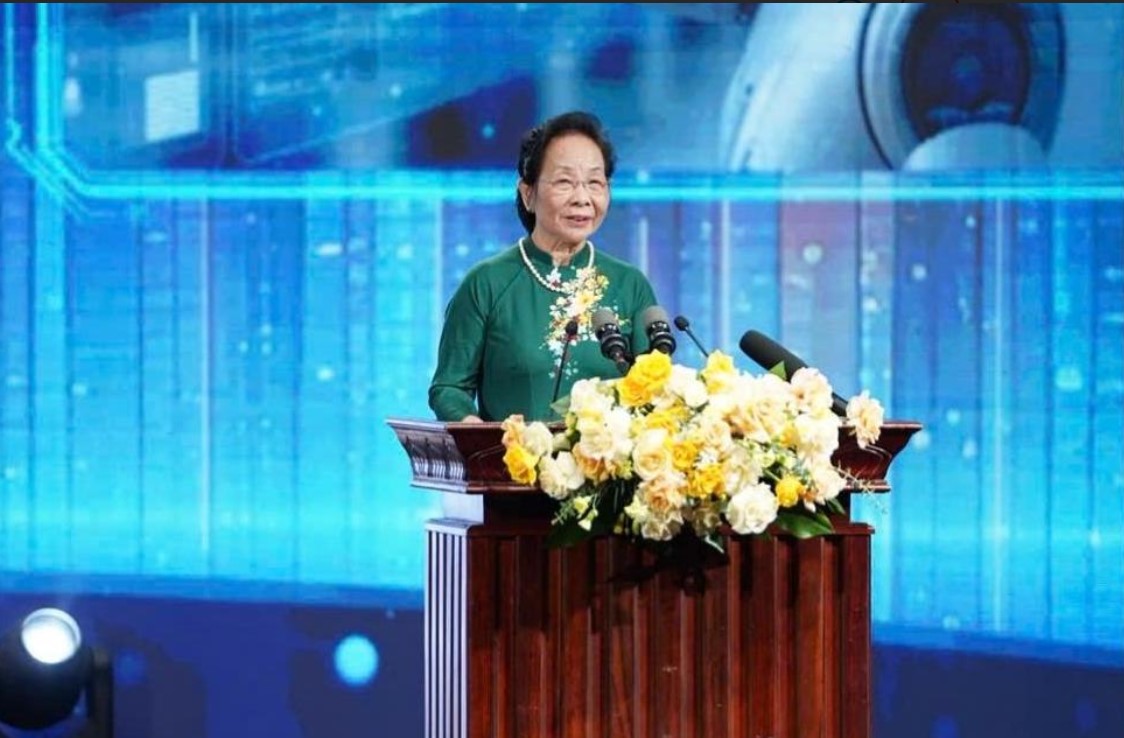GS.TS Nguyễn Thị Doan - Chủ tịch Hội Khuyến học Việt Nam, Trưởng Ban chỉ đạo Giải thưởng Nhân tài Đất Việt 2025 - phát biểu tại buổi lễ. Ảnh: Đỗ Thành