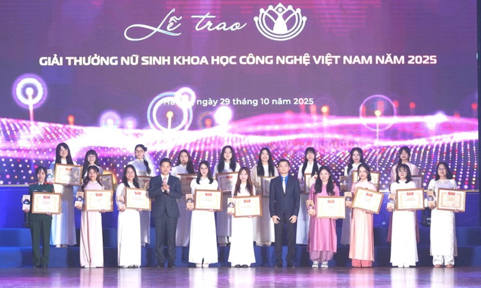 Các đại biểu trao thưởng cho nữ sinh Khoa học công nghệ Việt Nam năm 2025. Ảnh: PNVN