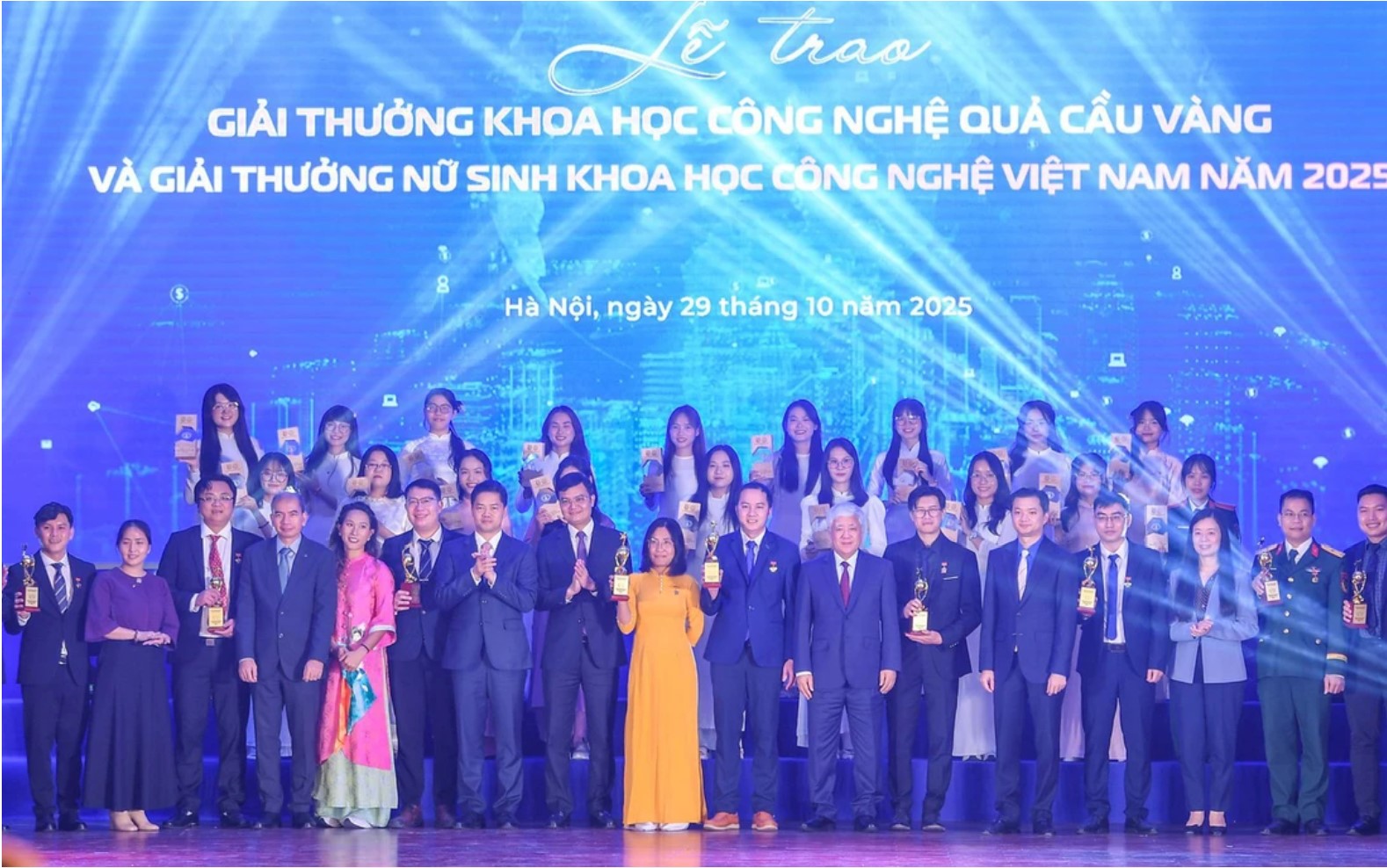 Các đại biểu chúc mừng các nhà khoa học trẻ được vinh danh tại buổi lễ. Ảnh: PNVN