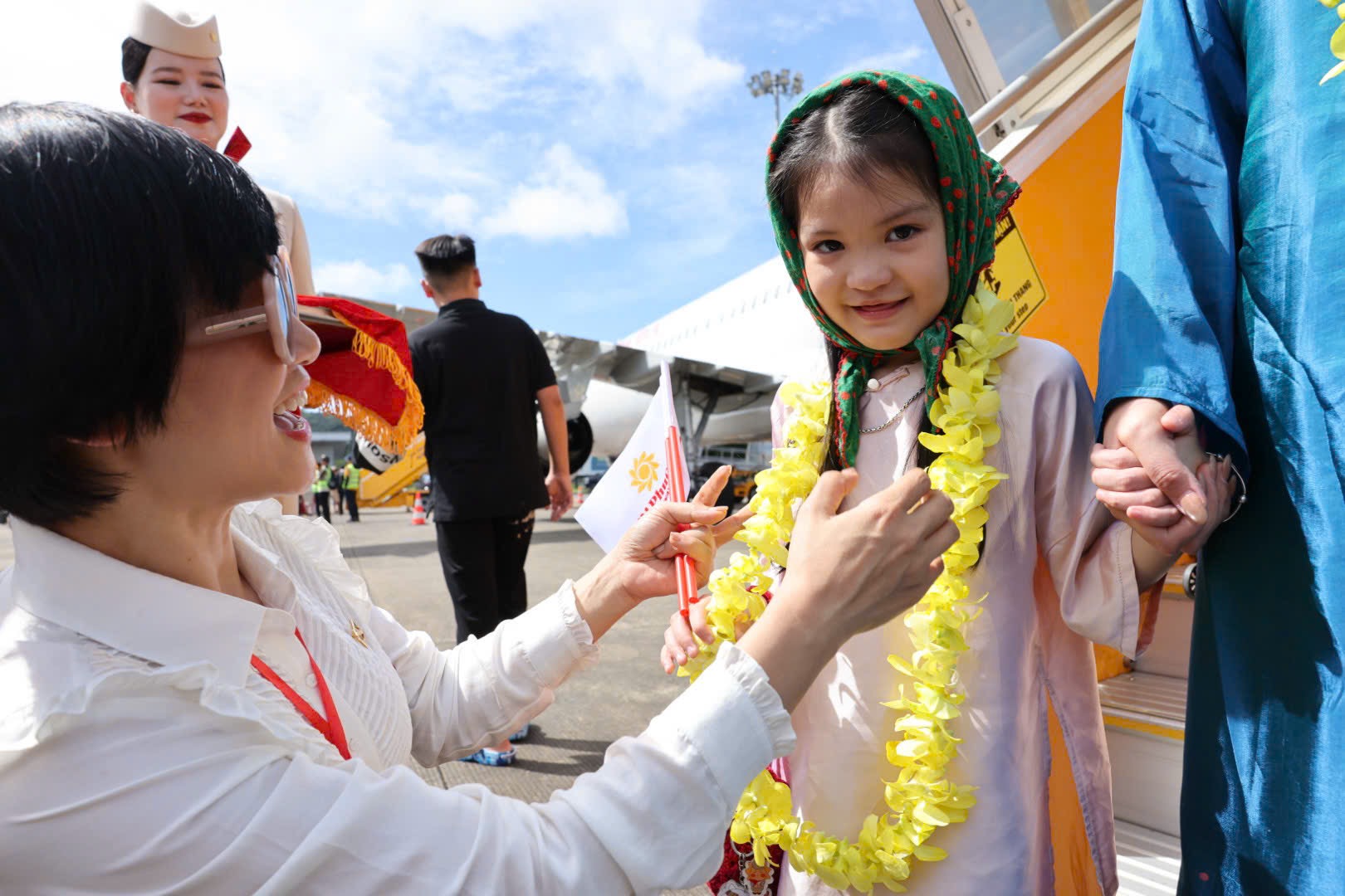 9h20 sáng, chuyến bay đầu tiên hạ cánh xuống Cảng hàng không quốc tế Phú Quốc trong nghi thức phun vòi rồng chào mừng. Những hành khách đầu tiên được đại diện địa phương và hãng Sun PhuQuoc Airways nồng nhiệt chào đón. Mascot “Sunny” trong trang phục cơ trưởng và tiếp viên khuấy động không khí chào mừng bằng những điệu nhảy và cái bắt tay thân thiện.