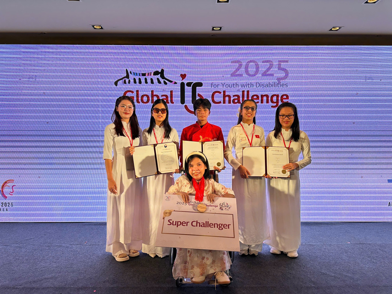 Thí sinh Lê Thị Uyên Nhi giành 2 giải thưởng tại GITC 2025