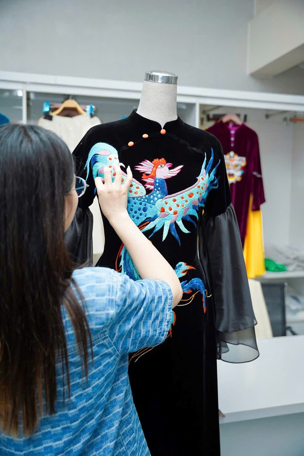 Các họa tiết trên áo được lấy cảm hứng từ hoa sen, tranh dân gian hay danh lam thắng cảnh những biểu tượng văn hóa gần gũi