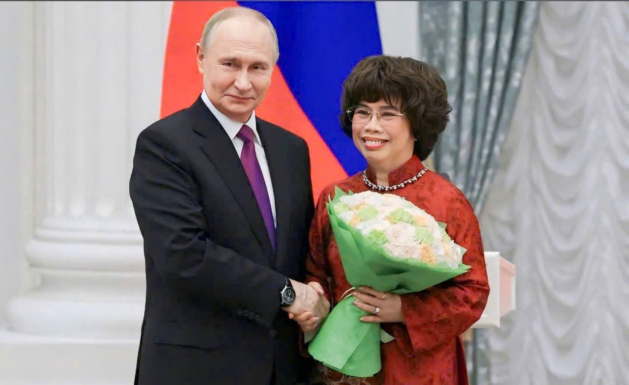 Tổng thống Liên bang Nga Vladimir Putin trực tiếp trao tặng Huân chương Hữu nghị cho Anh hùng Lao động Thái Hương. Ảnh: TH Group