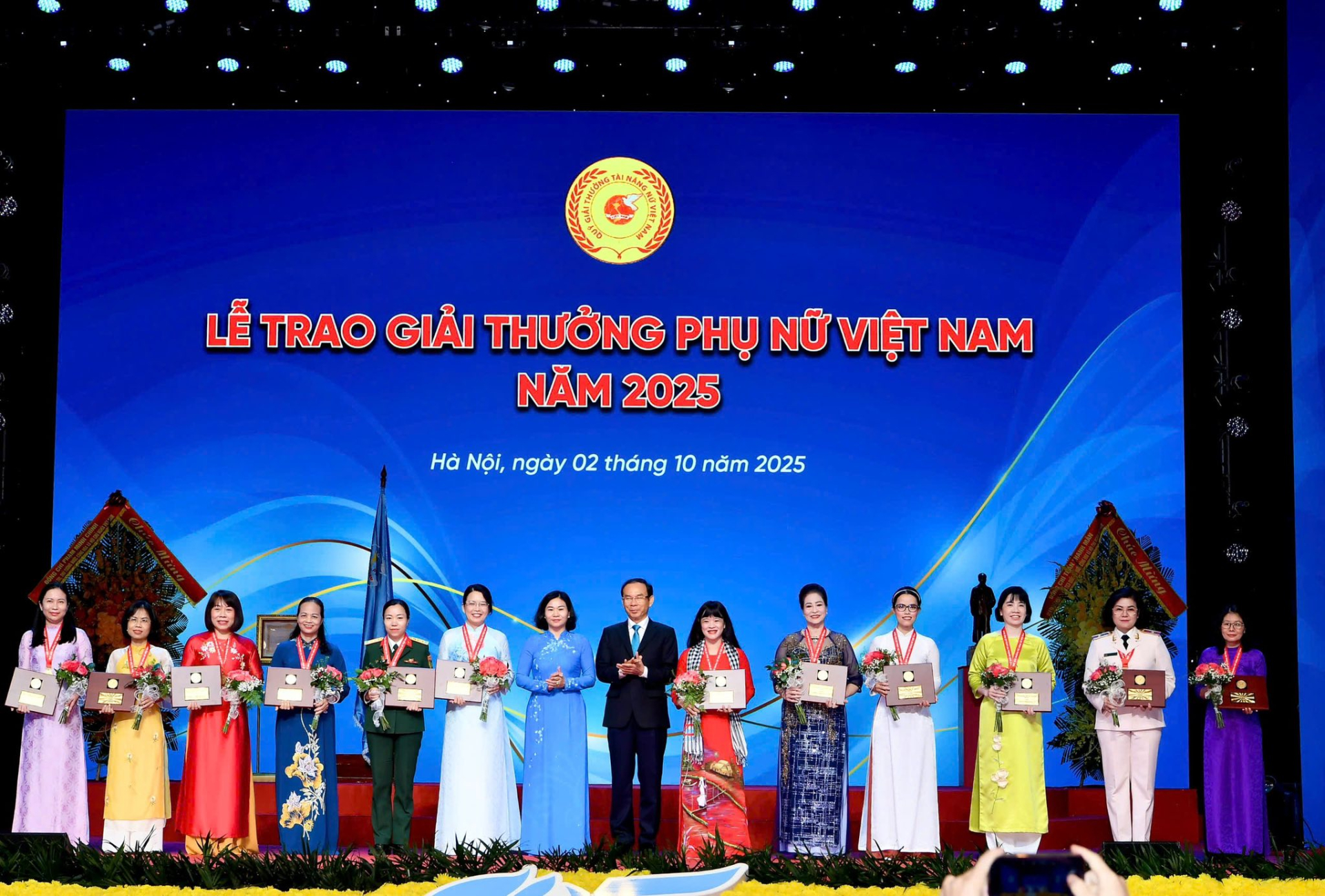 TS Nguyễn Hồ Thuỳ Linh (đứng thứ 3 từ phải qua trái) đạt nhiều giải thưởng danh giá trong sự nghiệp nghiên cứu khoa học.