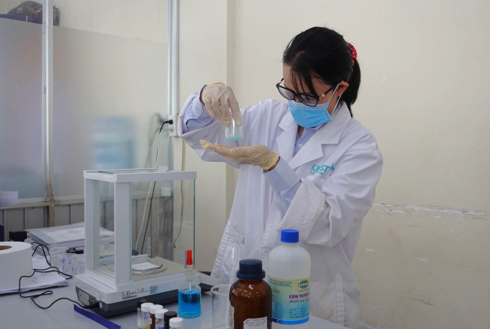 TS. Nguyễn Hồ Thùy Linh dành phần lớn thời gian cho các nghiên cứu và thử nghiệm tại phòng thí nghiệm nhằm tạo ra những vật liệu và dược chất mới. Ảnh: ĐP