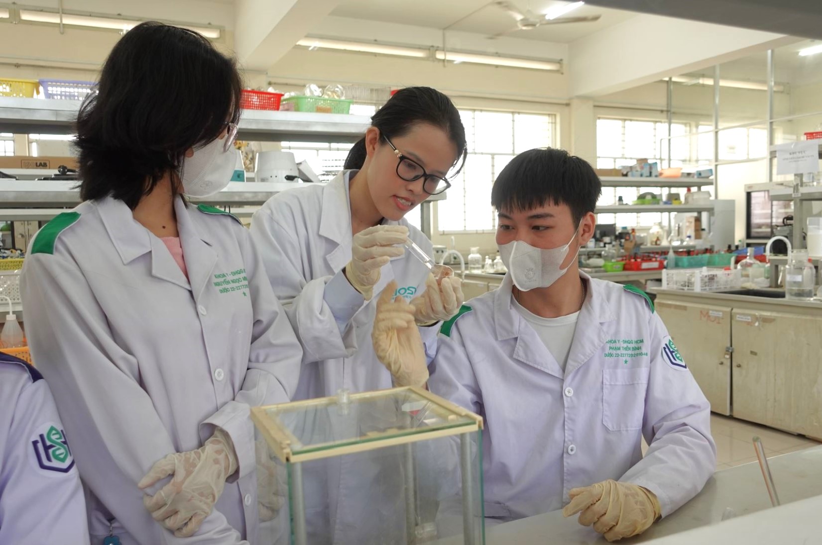 TS. Nguyễn Hồ Thuỳ Linh là người thầy tận tâm hướng dẫn sinh viên tại phòng nghiên cứu. Ảnh: ĐP