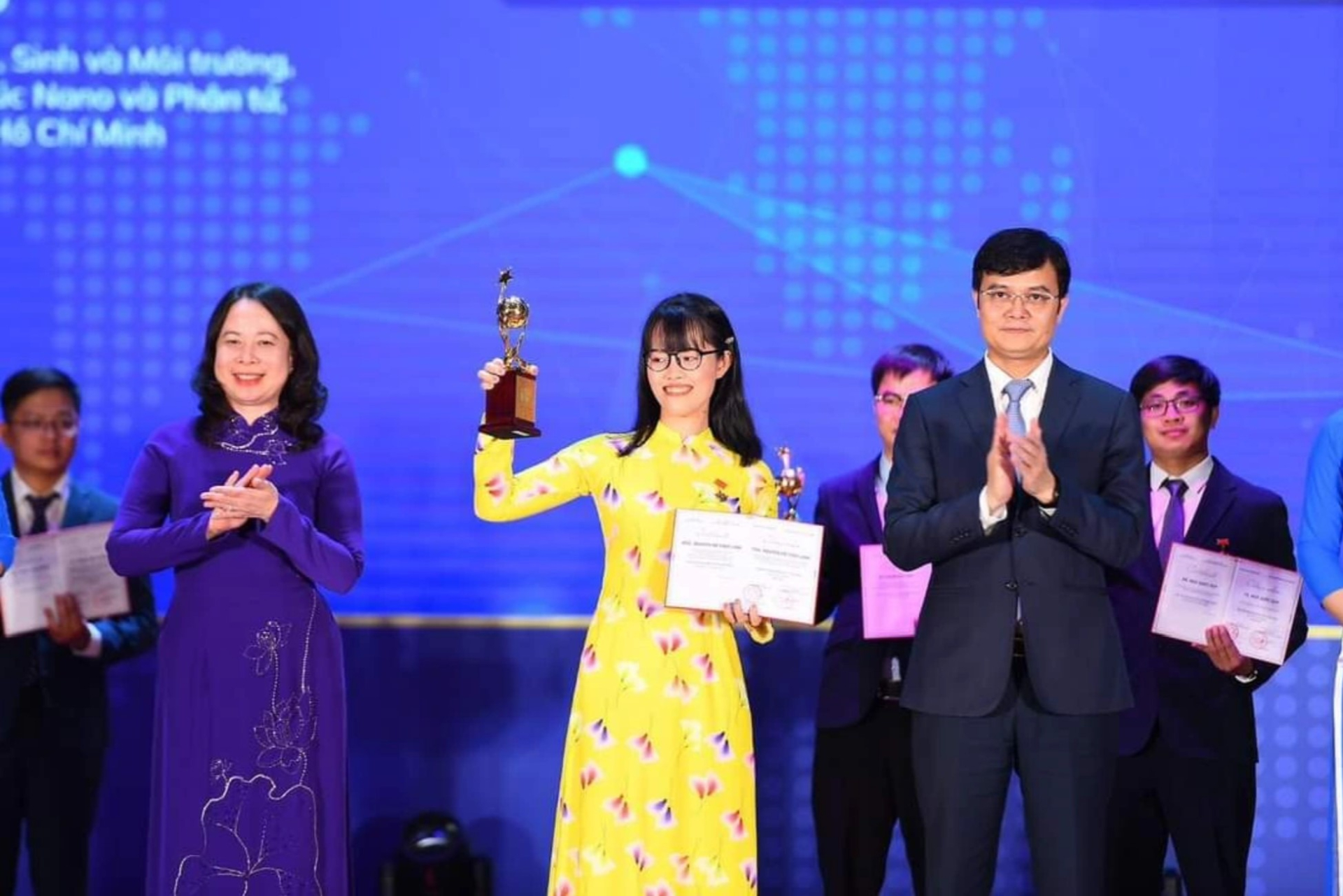 TS Nguyễn Hồ Thùy Linh nhận giải thưởng Quả cầu vàng 2023. Ảnh: Đại học Quốc gia TPHCM