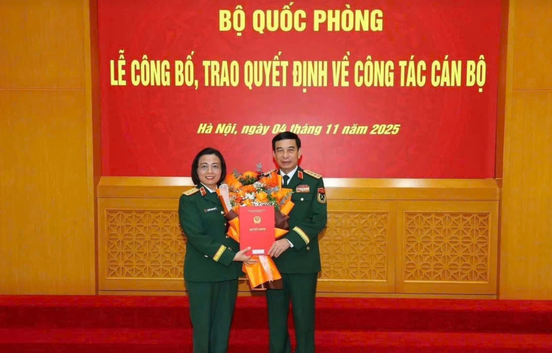 Đại tướng Phan Văn Giang, Uỷ viên Bộ Chính trị, Bộ trưởng Bộ Quốc phòng trao Quyết định phong quân hàm Trung tướng và tặng hoa chúc mừng PGS.TS Nguyễn Hoàng Ngọc, Bí thư Đảng ủy, Phó Giám đốc Bệnh viện Trung ương Quân đội 108. Ảnh: Ảnh: Bệnh viện Trung ương Quân đội 108
