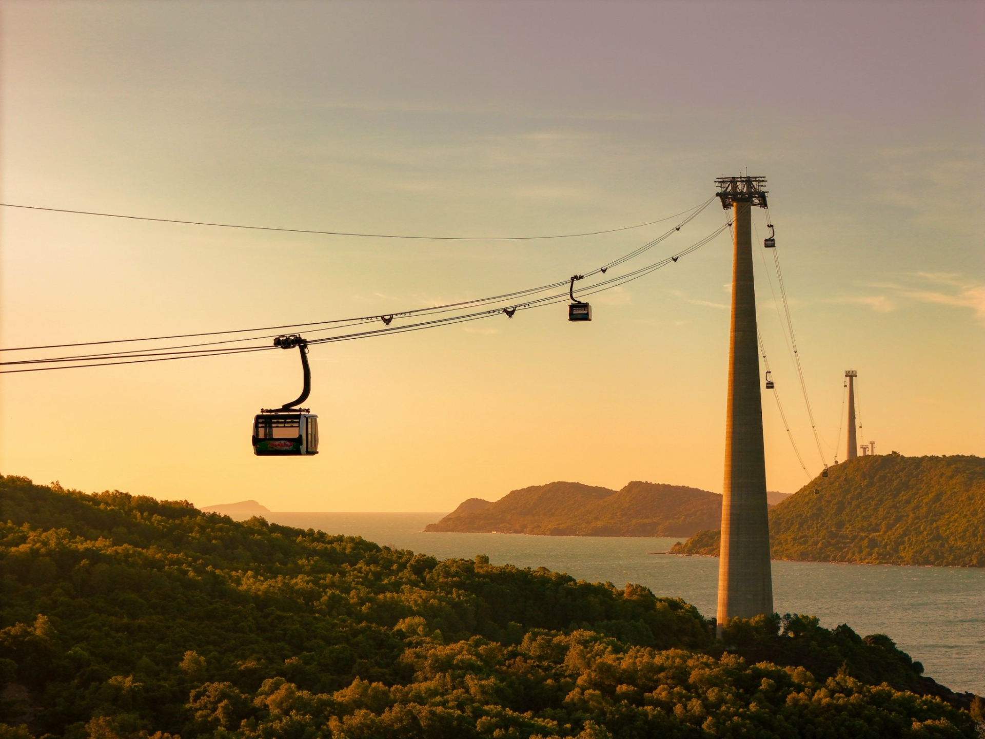 Tuyến cáp treo 3 dây dài nhất thế giới đưa du khách chiêm ngưỡng toàn cảnh nam đảo Phú Quốc từ trên cao.