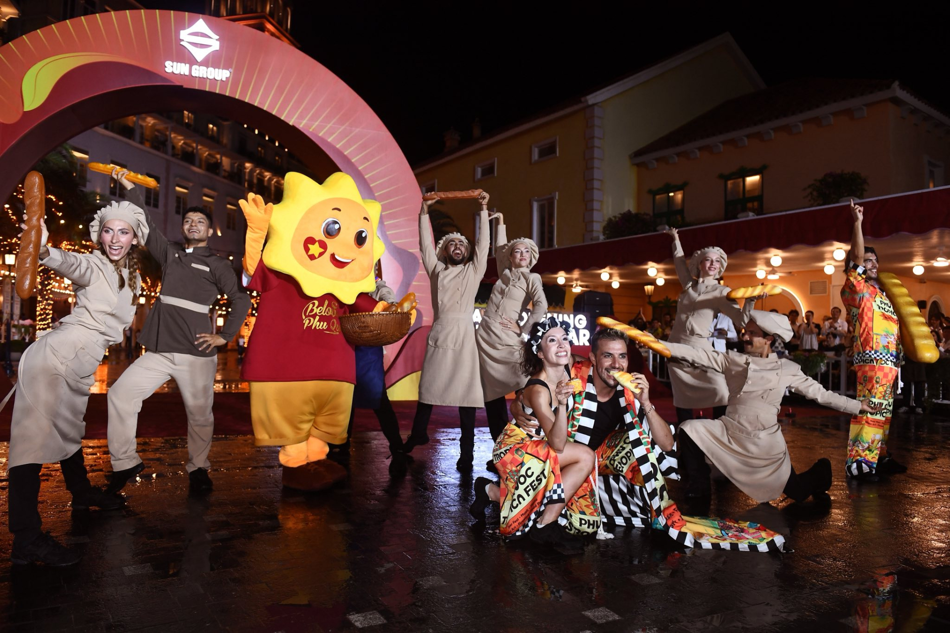 Show diễn Yum Yum mang đến những giây phút hoạt náo vui nhộn và sống động tại Sunset Bazaar.