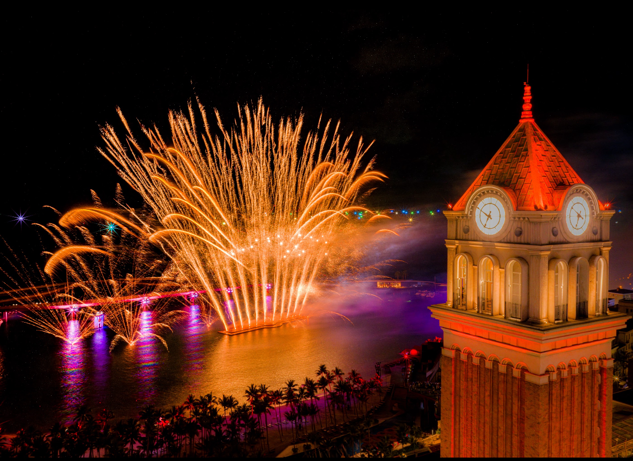 Phú Quốc - Hòn đảo duy nhất trên thế giới có 2 show diễn pháo hoa mỗi đêm.