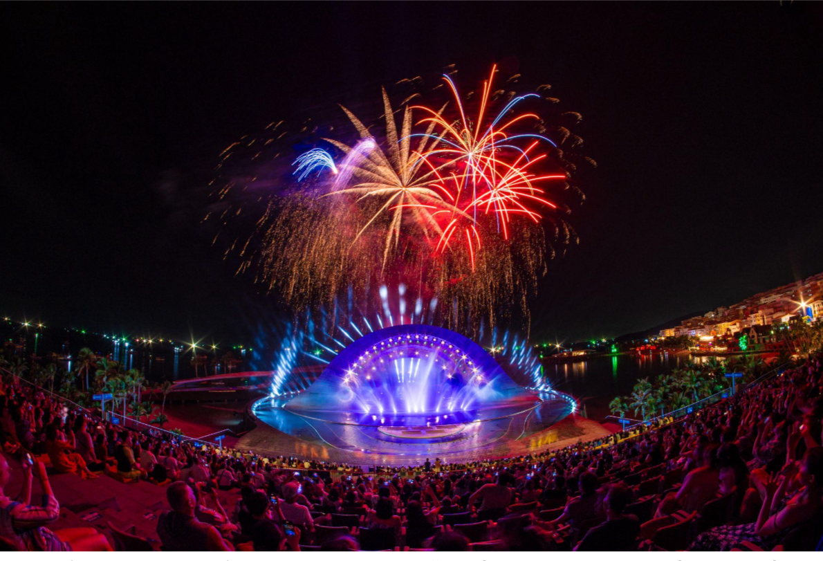 Siêu phẩm Nụ hôn của biển cả trở thành show diễn nhất định phải xem khi đến Phú Quốc.