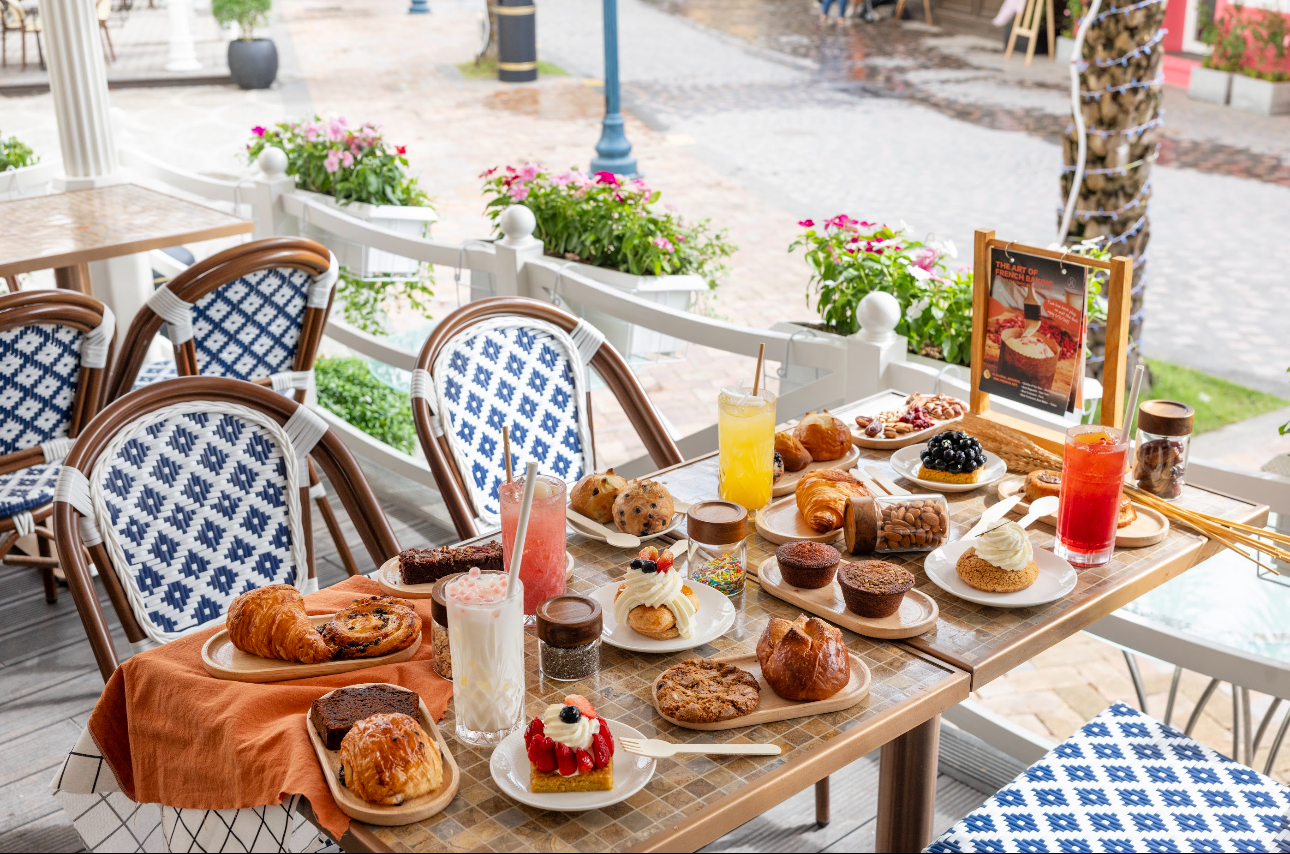 Những góc ban công ngập nắng và hoa cùng những loại bánh ngọt ngào của Eric Kayser.