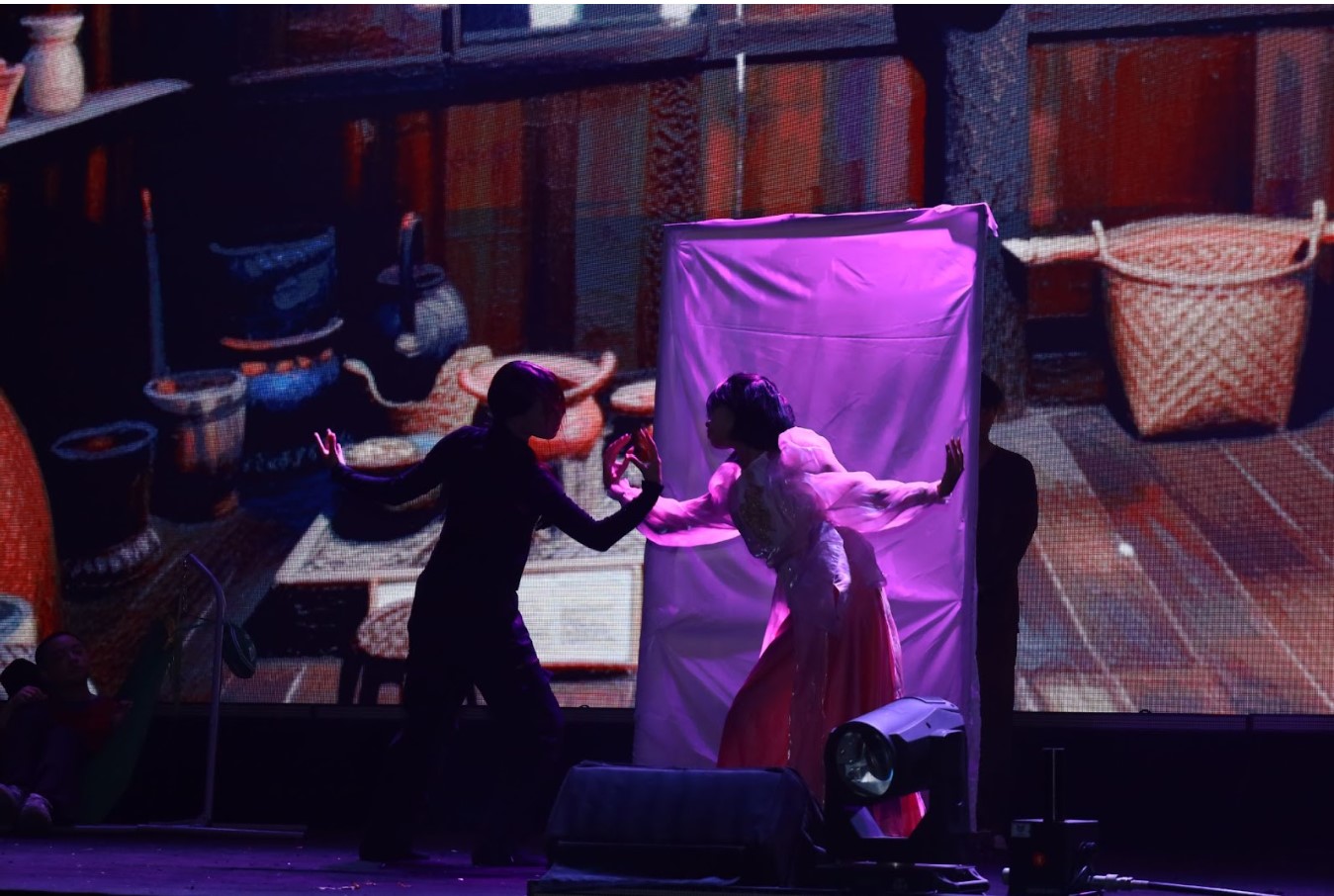 Mở màn cho Đêm Chung Kết, khối Chuyên Địa đưa khán giả bước vào không gian nghệ thuật đầy cảm xúc với “Vũ Nương”, tái hiện nhân vật quen thuộc trong Chuyện người con gái Nam Xương qua ngôn ngữ hình thể, ánh sáng và cảm xúc, khắc họa nỗi đau, sự day dứt và thân phận người phụ nữ.