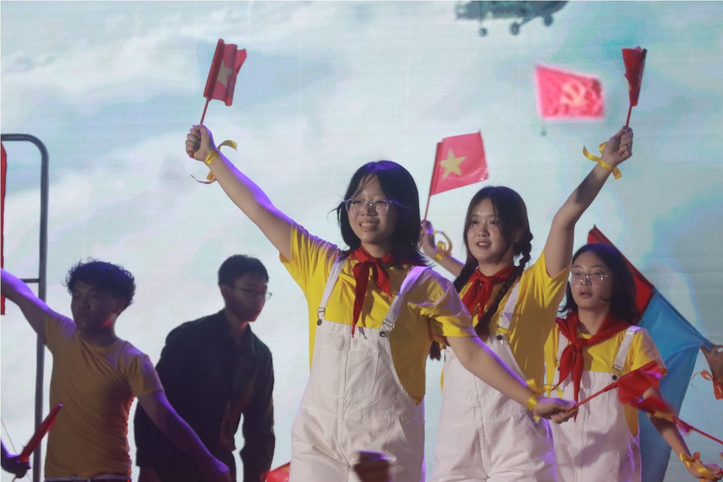 Khối Chuyên Nga tiếp nối với “Mầm Non Đất Nước”, hành trình trở về quá khứ hào hùng của dân tộc, tri ân những người đã ngã xuống và khẳng định niềm tin, niềm tự hào hướng tới tương lai.