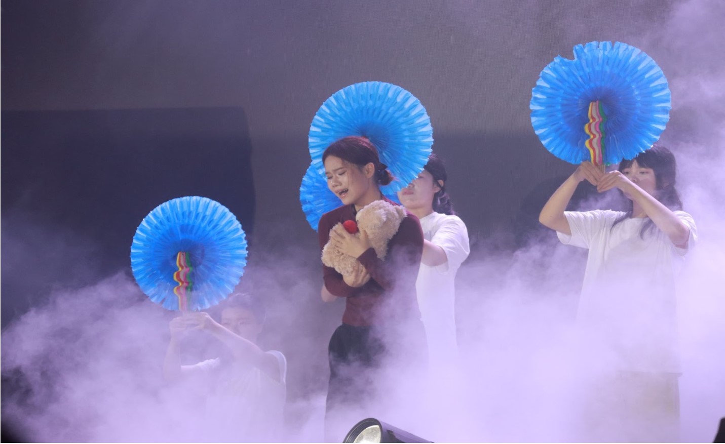 Khối Chuyên Văn mang đến câu chuyện lay động về tình người và sự đồng điệu của những tâm hồn, nơi yêu thương vẫn ngân lên giữa mất mát và chia ly.