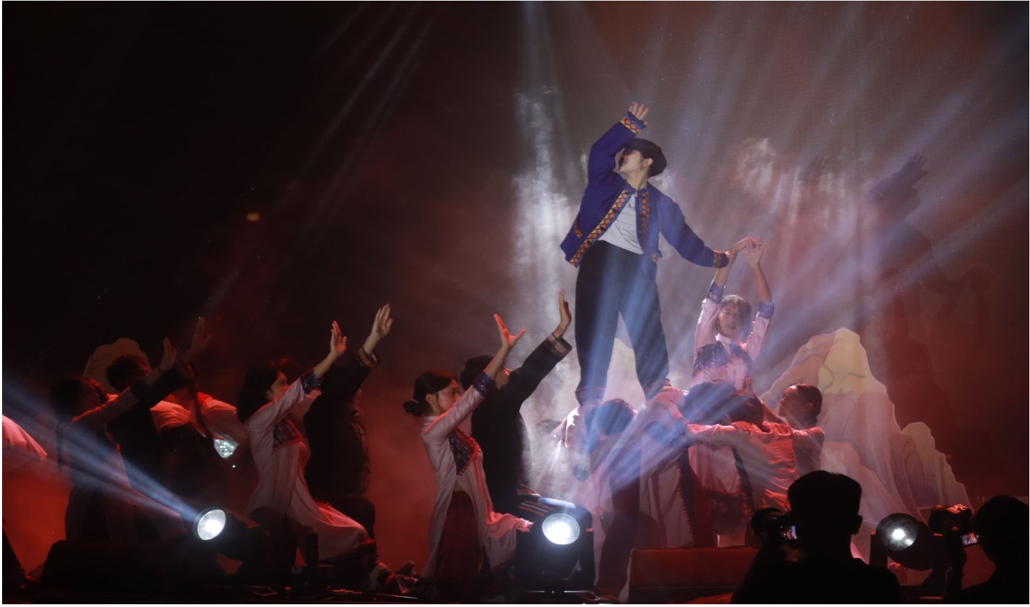 Khối Chuyên Trung gợi nhớ hình ảnh anh hùng Kim Đồng - biểu tượng bất tử của lòng yêu nước, để ngọn lửa từ Nà Mạ năm nào tiếp tục cháy mãi trong tim mỗi người Việt Nam.