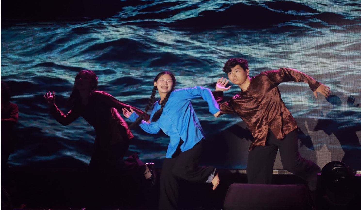 Khối Chuyên Anh kể về hành trình vượt qua nỗi sợ và mất mát của cô gái nhỏ mang trong mình ước mơ ra khơi, tìm lại niềm tin và ánh sáng của hy vọng.