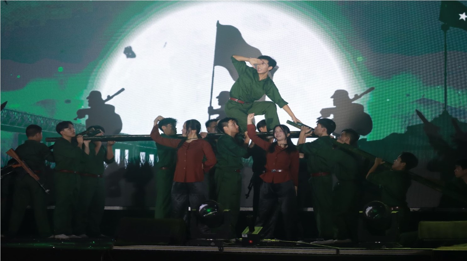 Khối Chuyên Hóa gửi gắm thông điệp về màu đỏ thiêng liêng của Tổ quốc - biểu tượng của máu, niềm tin và khát vọng vươn lên của dân tộc Việt Nam trong thời bình.