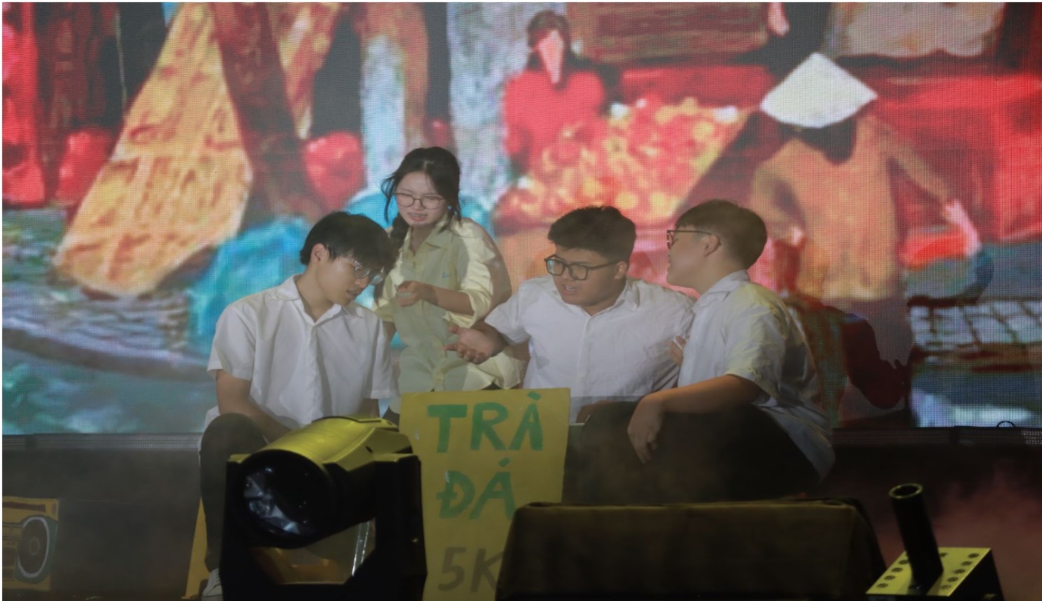 Khối Chuyên Toán đưa khán giả chu du khắp dải đất hình chữ S, nơi mỗi sắc màu - vàng, xanh, đỏ - hòa quyện thành bản hòa ca của quê hương và tình yêu đất nước.