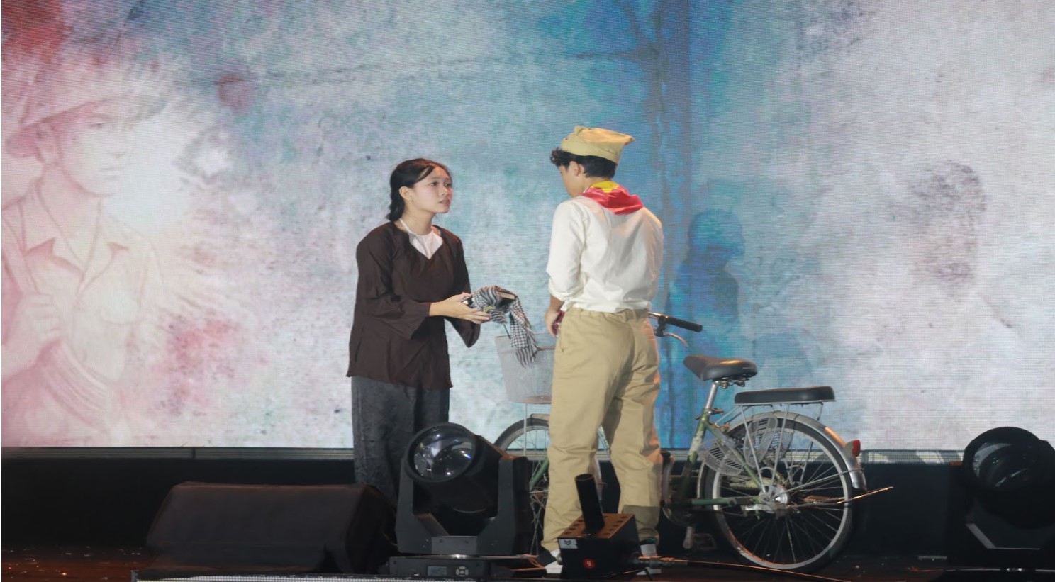 Khối Chuyên Sử tái hiện câu chuyện xúc động về Mẹ Trương Thị Tám - người mẹ Việt Nam anh hùng, qua đó gửi gắm thông điệp tri ân và trân trọng nền hòa bình hôm nay.