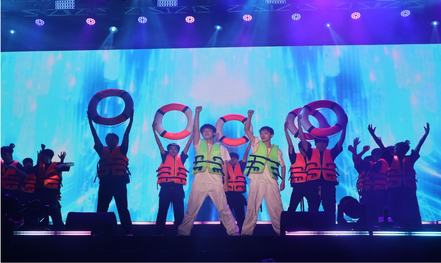 Khép lại phần thi, Khối Chuyên Tin đem đến thông điệp nhân văn về tinh thần tương thân tương ái của người Việt - khi bão tố ập đến một miền, cả đất nước lại cùng hướng về miền ấy.