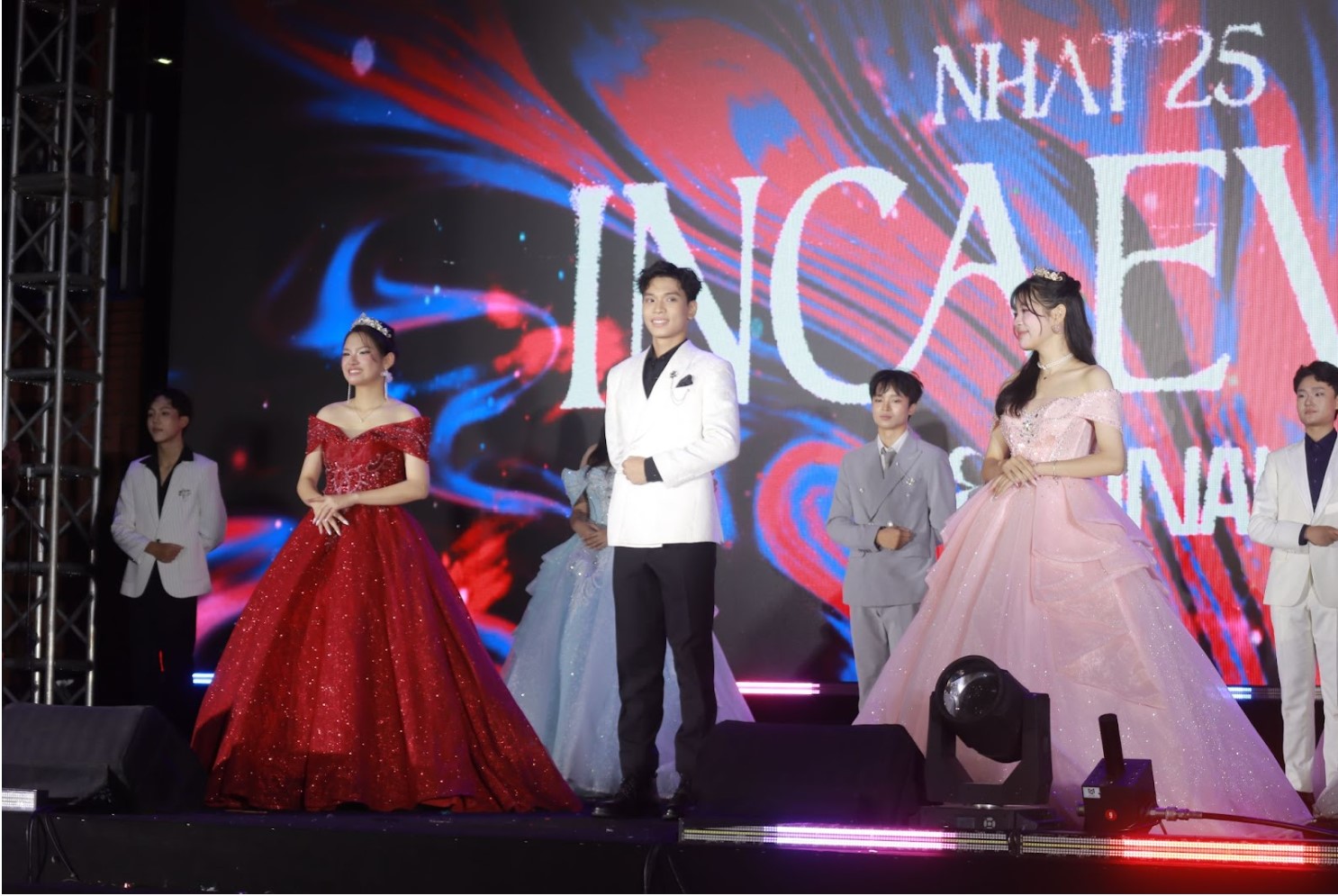 Bên cạnh phần thi Tài năng khối chuyên, Cuộc thi Đại sứ Ams - Ams Ambassador 2025 cũng diễn ra đầy sôi động và thu hút. Top 10 thí sinh xuất sắc nhất lần lượt trình diễn Trang phục truyền thống và Trang phục dạ hội, tỏa sáng với ngoại hình nổi bật cùng thành tích xuất sắc.