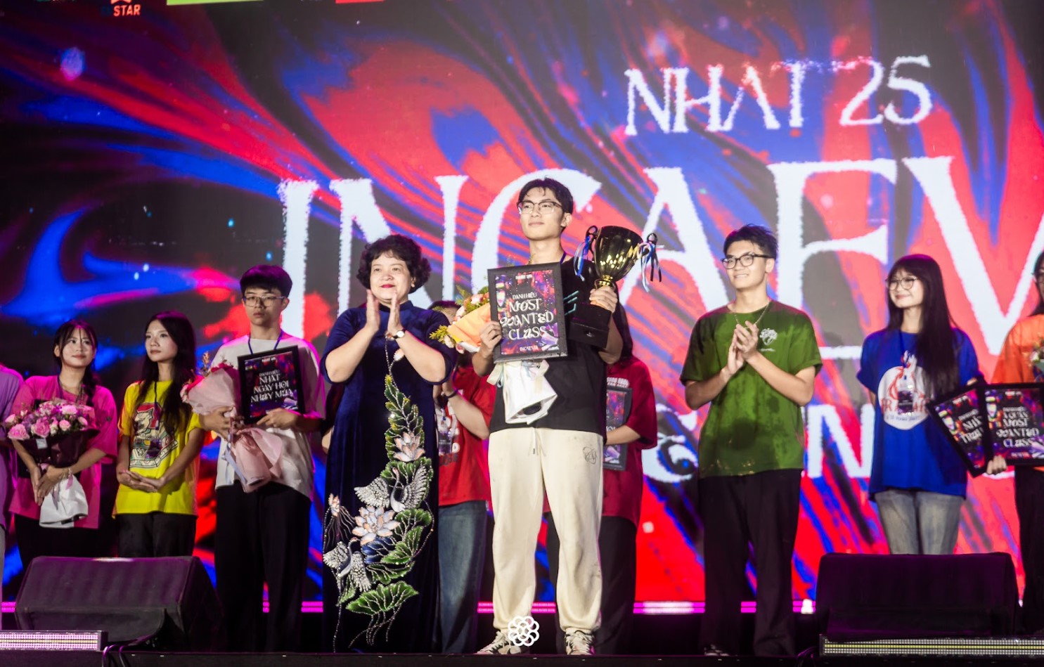 Đêm Chung Kết khép lại với phần công bố giải thưởng Most Wanted Class, và năm nay, Khối Chuyên Tin đã được xướng tên, tôn vinh sự xuất sắc, tinh thần nỗ lực và đoàn kết nổi bật của cả tập thể.