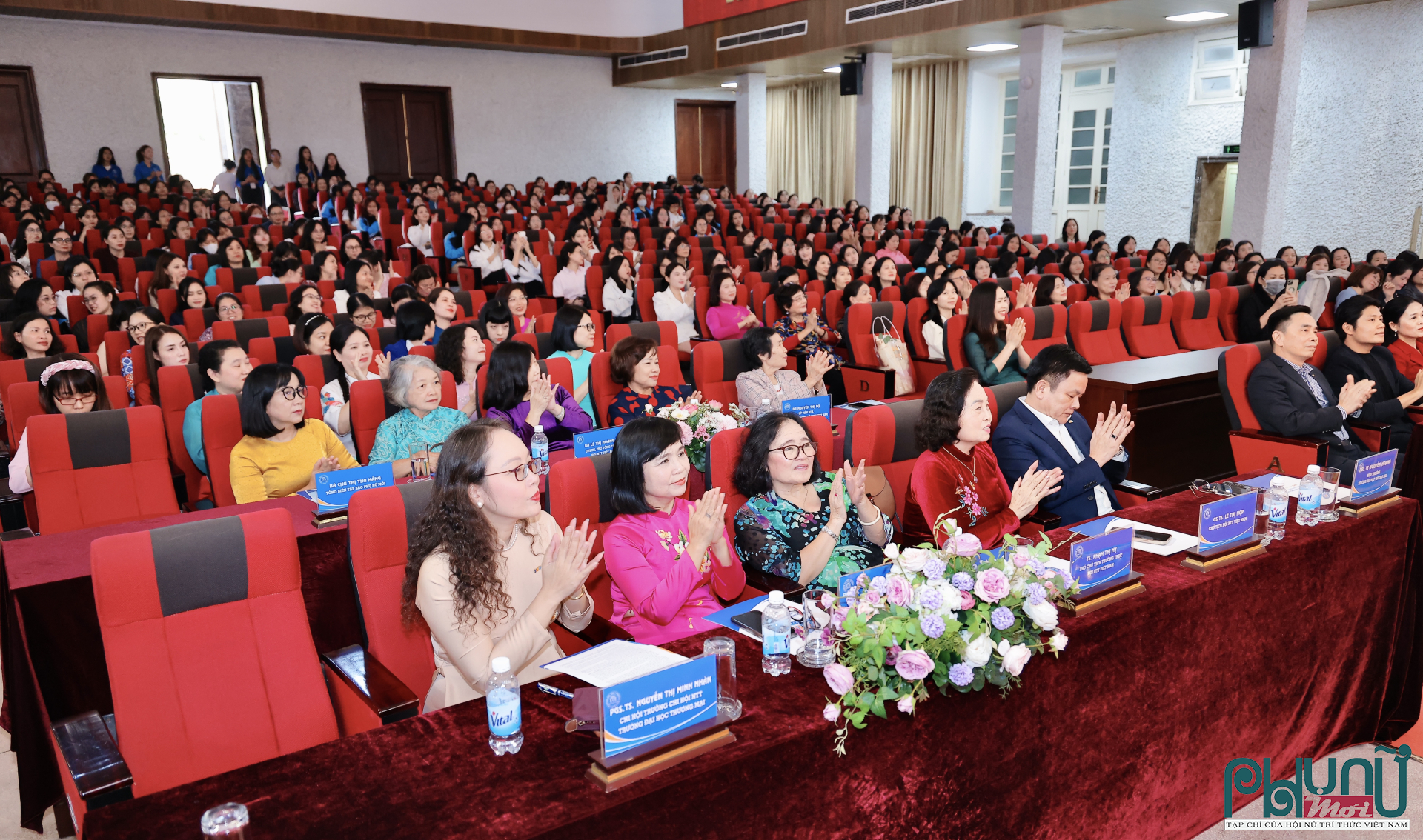 Đại biểu cùng khách mời tham dự chương trình