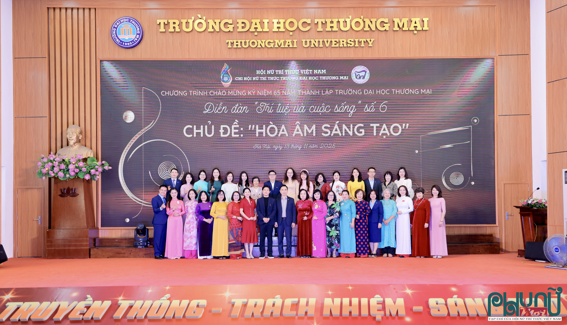 Đại biểu cùng khách mời chụp ảnh lưu niệm