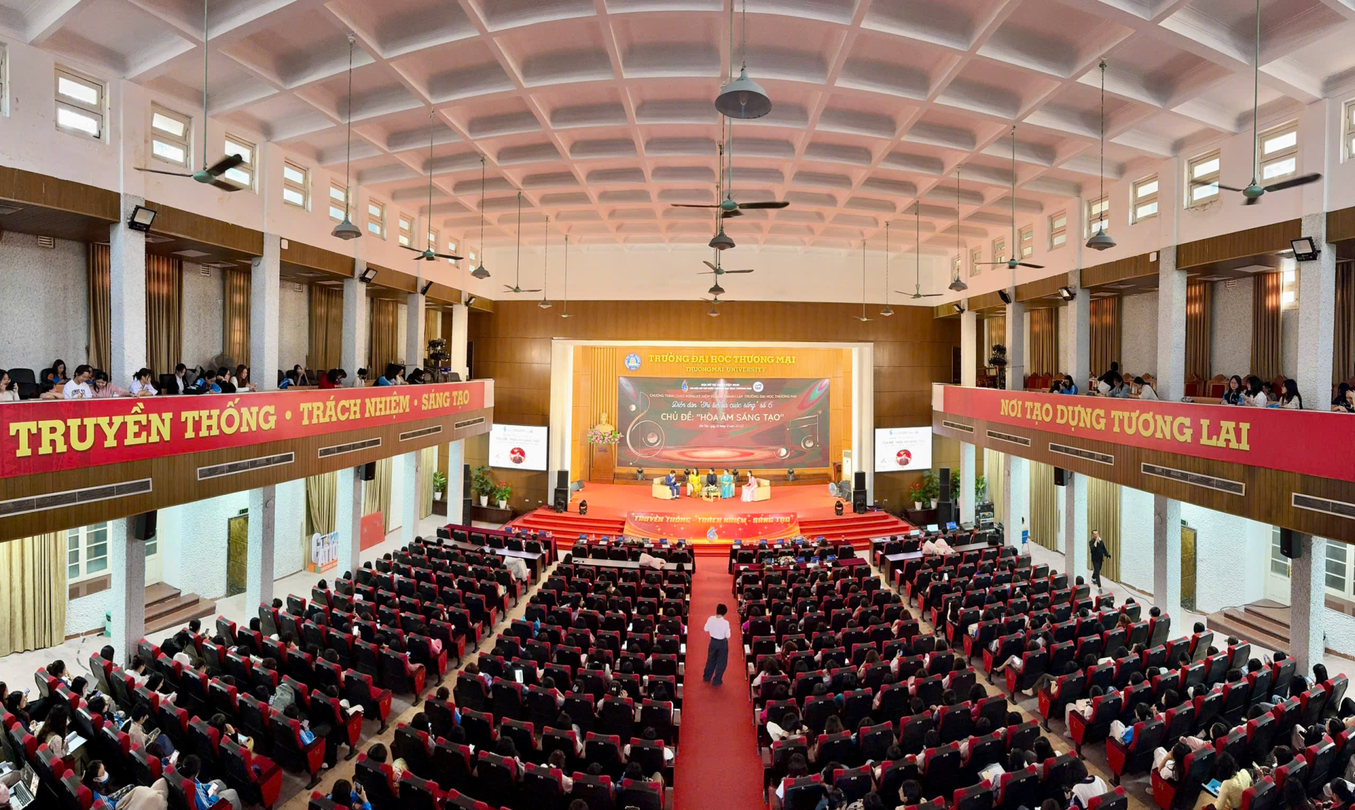 Toàn cảnh diễn đàn