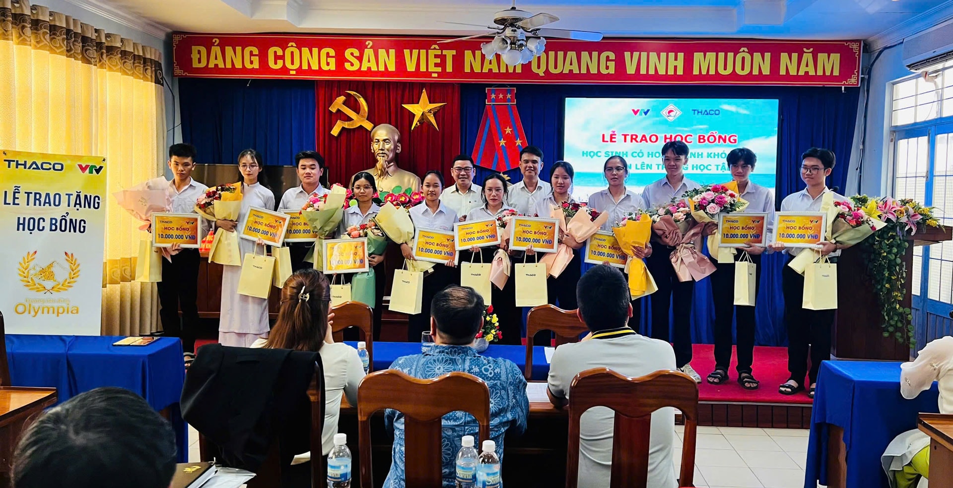 10 học sinh thuộc các trường THPT tỉnh Khánh Hòa nhận học bổng Đường lên đỉnh Olympia Quý III/2025. Ảnh: THACO